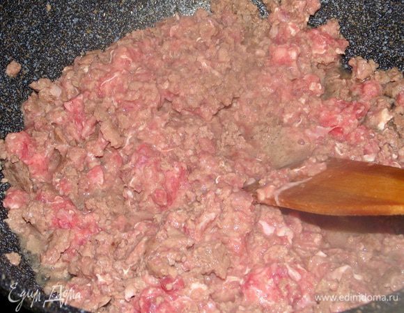 Ризотто:
Разогреть масло в кастрюле, обжарить баранину, помешивая.