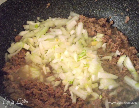 затем добавить лук, чеснок и корицу: готовить, помешивая, пока лук не станет мягким.