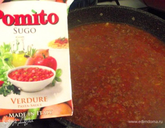 Добавить рис, размешать, добавить соус, бульон, довести докипения, снизить огонь и тушить, накрыв крышкой около 15 мин, помешать 1 раз.