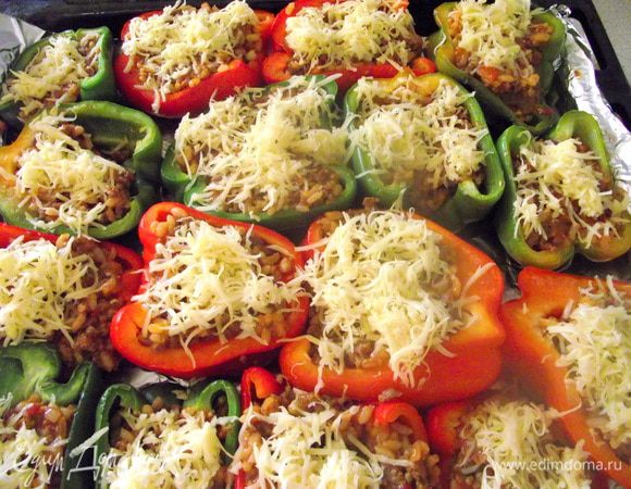 Сверху посыпать крошками и сыром.Запекать в духовке около 15 мин,чтобы перцы стали окончательно мягкими.