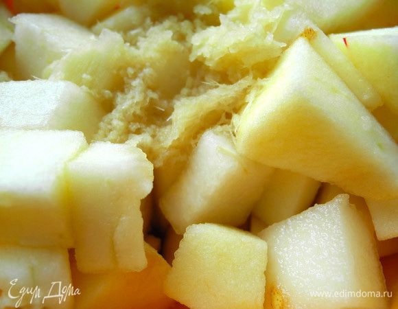 Сначала я очистила грушу и яблоко и нарезала кусочками примерно 2х2 см. И тут захотелось мне чем-нибудь раскрасить грушево-яблочный вкус. 
Натерла имбирь, предварительно его очистив. Положила груши и яблоки в ёмкость, залила коньяком и лимонным соком, добавила имбирь и все перемешала. Оставила часа на 2.