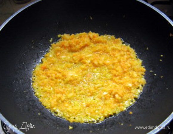 Обжарим на оливковом масле с добавлением сливочного мелко нарезанные морковь, лук и сельдерей (я размельчаю их в блендере, так быстрее).