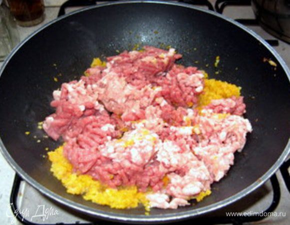 Затем добавим фарш...