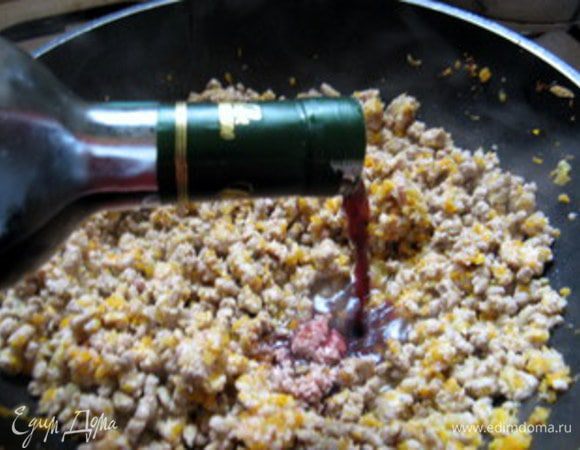 Не уменьшая огня, вольём вино и дадим ему выпариться.