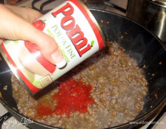 Добавим томатное пюре...