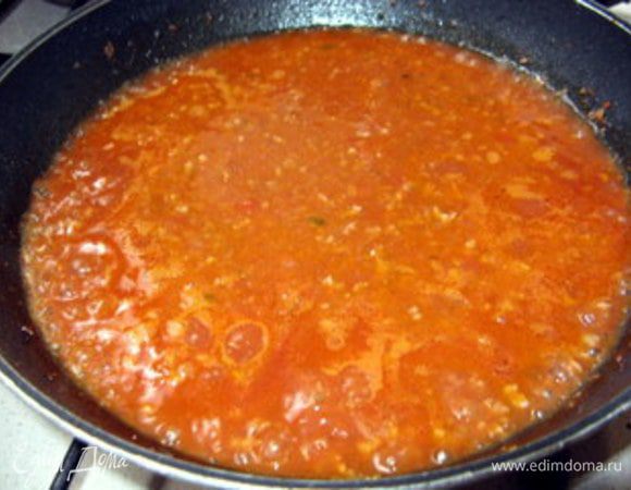 Посолим, поперчим и оставим на маленьком огне на 2 часа, добавляя, если необходимо, бульон.