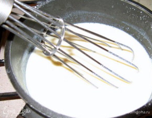 Постоянно помешивая венчиком, добавим соль и мускатный орех. Как только соус закипит и загустеет, он готов.