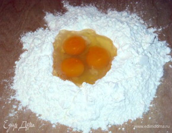 В углубление вбить яйца.