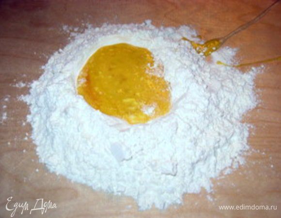 Перемешать яйца вилкой и постепенно начать подмешивать в яйца муку. Работать вилкой.