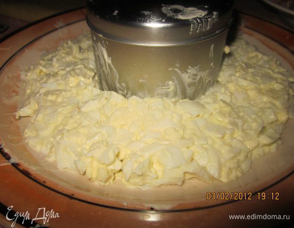 Выкладываем.Посредине блюда поставить стакан и вокруг него выкладывать слои.1 слой-яйца с майонезом.Тертым яблочком присыпем.