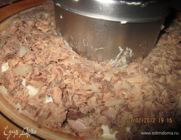 2 слой.Тунец с луком.Сверху немного польем соком от тунца.