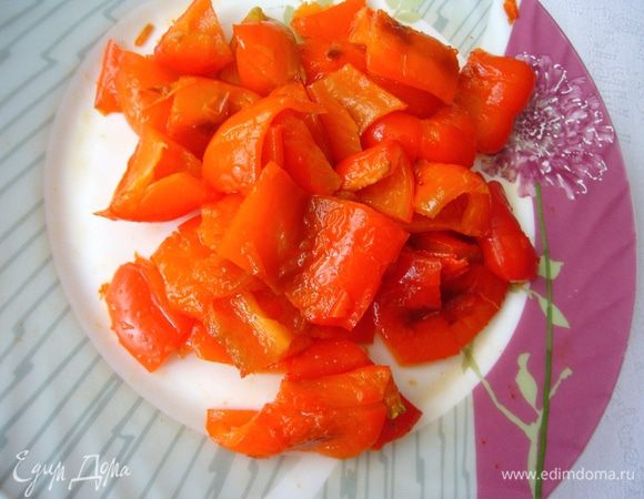Болгарский перец очистить от семян и плодоножки, порезать четвертинками и запечь в слегка смазанной маслом форме 30 мин при 190-200 гр.
Запечённый перец горячим сложить в целлофановый пищевой пакет, плотно завязать, оставить на 15-20 мин. Снять с перца кожицу, порезать крупными кусочками.