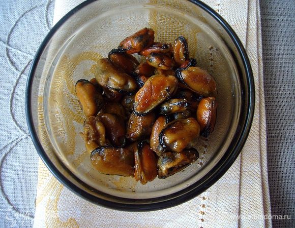 На сковороде хорошо прогреть оливковое масло, опустить туда перцы чили целиком и раздавленный ребром ножа чеснок. Обжаривать на среднем огне до золотистого цвета. Засыпать мидии (можно не размораживать), обжаривать их пока не оттают, затем добавить устричный соус и продолжать обжаривать ещё минут 5. Солить не нужно, так как в соусе соли достаточно.
Вот столько мидий у меня ушло в суп (для украшения я уже отложила).