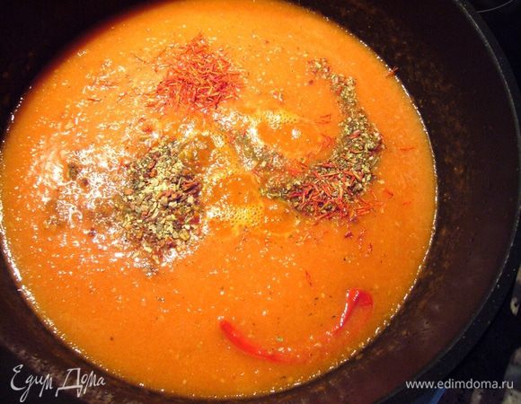 Мидии убираем из сковороды, перец чили выкидываем. В эту же сковороду выливаем пюре из томатов, добавляем приправу "Песто с томатами и базиликом", шафран, соль по вкусу и тушим на среднем жару 15 минут. Затем добавляем 5 ст.л. вина и прогреваем ещё 5 мин.