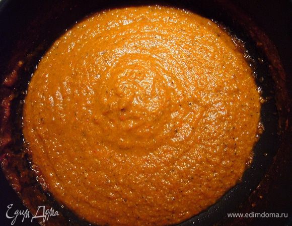 В чашу блендера складываем мидии (оставив несколько штук для украшения)и болгарский перец, взбиваем до однородной массы. Добавляем тушёные томаты и взбиваем хорошенько ещё раз. Отправляем полученный крем в сотейник, добавив 2 ст.л. вина. Прогреваем 5 мин, накрываем крышкой и даём настояться.
Суп получится вот такой консистенции. Для кого это слишком густо, можно добавить половничек овощного бульона, но мне больше так нравится.