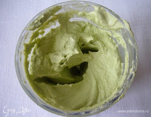 В это время подготовим сливочную основу - так как суп получается довольно острым и пряным, мне захотелось чем-то его оттенить.
В малой чаше блендера взбиваем порезанный мелко укроп, маскарпоне и крем-чиз с солью. Масса должна получиться однородной, нежно-зелёного цвета. Добавляем сливки и взбиваем всё на высокой мощности минут 5, пока вся масса не загустеет до состояния крема. Полученным кремом наполняем кулинарный шприц или конверт.