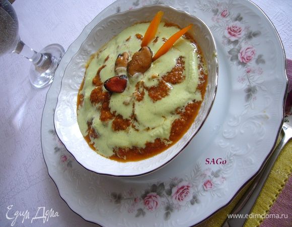 В порционную тарелку выкладываем томатный суп, сверху выдавливаем спираль из сливочного крема. Украшаем мидиями и полосками свежего болгарского перца. Будьте готовы к тому, что если суп очень горячий, то рисунок ваш почти тут же расползётся. На вкусовые качества это никак не повлияет, но вдруг Ваш партнёр очень уж ценит внешний вид:)