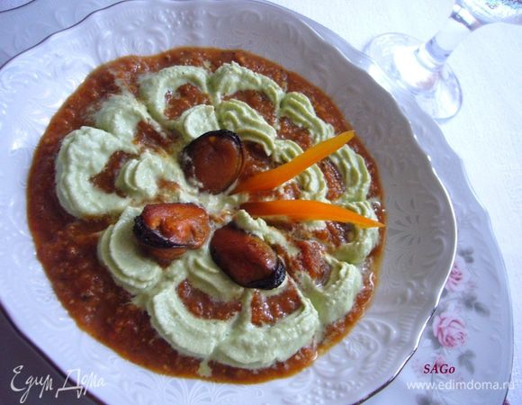 Тогда остудите суп до тёплого и уж тогда нанесите сливочный рисунок. Можно тонкой палочкой провести полосы от края к центру - получится что-то похожее на цветок:) Можно вообще сделать очень плотную спираль, без просветов, чтобы сливочный вкус был на равных с томатным.