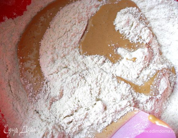Затем соединила яичную смесь и шоколад с маслом и ввела осторожно в миндально-мучную смесь. Очень тщательно и аккуратно перемешала, взбила ещё немного миксером. 