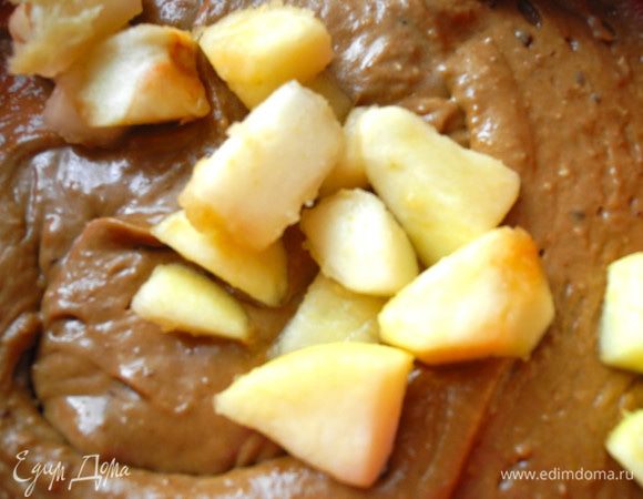 Получилась однородная, достаточно плотная масса. Вмешала аккуратно в нее замаринованные груши и яблоки.