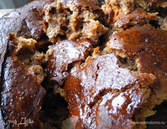 Разъёмную форму смазала маслом, вылила в неё тесто с фруктами. Сверху разровняла и поставила в духовку, разогретую до 180 градусов. Выпекала 50 минут. Готовность проверила зубочисткой. Сверху я смазала айвовым сиропом.