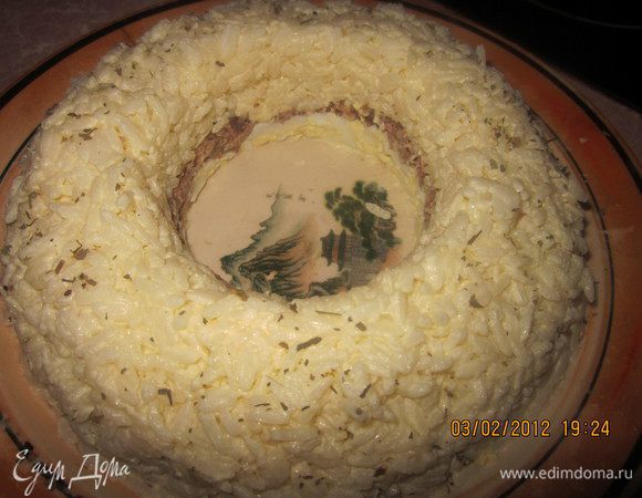 Последний слой -рис с майонезом.Уберем стакан,получилось красивое и аккуратное кольцо!Я посыпала его чуть-чуть сушеным базиликом.