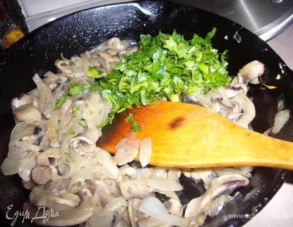 грибы,лук очистить,мелко нерезать и обжарить до мягкости.Добавить сюда зелень петрушки,орегано,чуть соли.