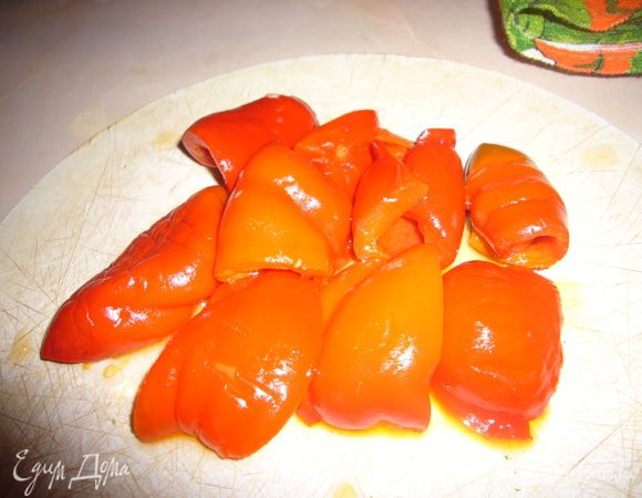 Достать из банки перцы и нарезать полосками.