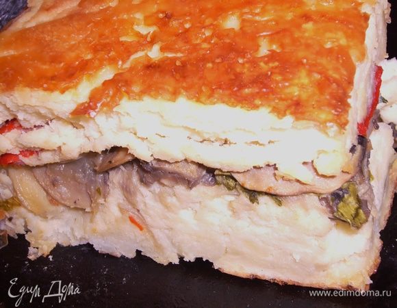 В прямоугольную форму,смазанную маслом,выложи пергамент,затем половину пюре смешанное со взбитыми яицами,затем грибы с зеленью и перец и остальное картофельное пюре.Поместить в разогретую духовку до 180 г и печь около 40 мин.Как появиться румянец:)Когда переварачиваете на блюдо,можно посыпать сверху сыром.Приятного аппетита!