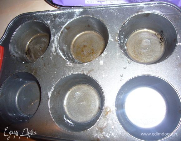 Формочки смазать маслом и выложить бумажные формочки,вылить тесто и посыпать шоколадом/в разогретую духовку на 15 -20 мин.