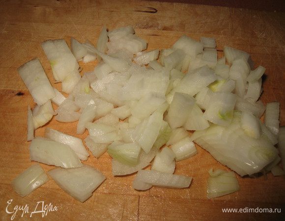режем мелко лук