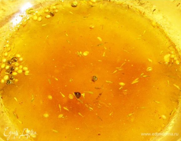 Для маринада смешаем вместе все ингредиенты. Доведем до кипения. Остудим до 40 градусов