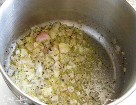 Растопим в сотейнике сливочное масло, обжарим лук, прованские травы, 