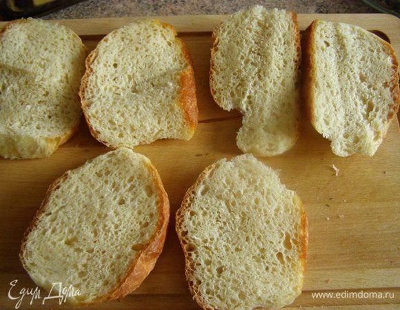 Делаем бутерброды)) Можно приготовить пластины из слоеного теста, можно поджарить батон, у меня же в дому был только домашний сербский хлеб, приготовленный по рецепту Дианы http://www.edimdoma.ru/recipes/31021. Лепешки я разрезала пополам