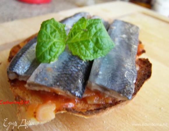 Поджаренный кусочек хлеба намазываем томатным соусом, сверху укладываем пластинки маринованных сардин. Бутербродики получились очень вкусными! 