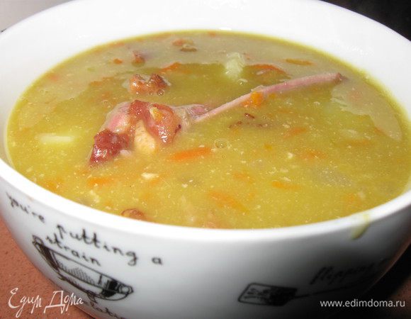 В готовый бульон забрасываем нарезанную кубиками картошку и нашу зажарку, солим, варим до готовности картошки.