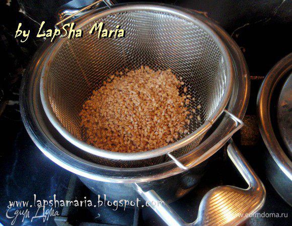 Перловую крупу помыть и окинуть на дуршлаг. В кастрюльке вскипятить воду, и поставить сверху дуршлаг с крупой, так чтобы он не касался воды. Прикрыть крышкой и оставить на пару на 30 минут. Это позволит крупе стать более мягкой.