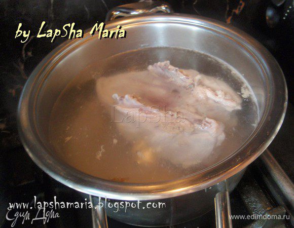 Разогреть 1,5 л. воды, посолить, поперчить и добавить лавровый лист. Курицу помыть и опустить в воду. Варить на среднем огне в течении 30 минут.