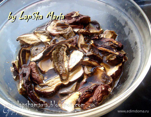 Грибы залить 300-400 мл. горячие воды и оставить на 15 минут.