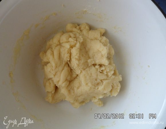 В масло влить в воду, добавить соль и довести до кипения. Затем всыпать всю муки и перемешать, пока смесь не приобретет однородную консистенцию.
Снять с огня.