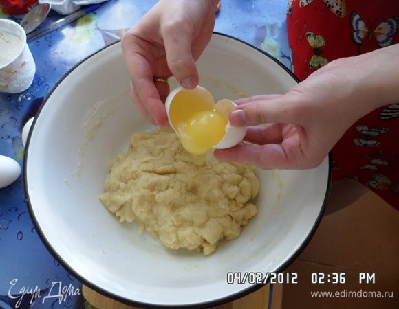 Тесто немного остудить и добавить по одному все яйца, хорошо перемешивая, что бы получилась гладкая масса.