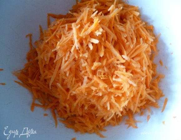 Морковь тоже почистить и натереть на крупной терке.