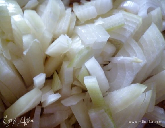 Лук нарезать мелкой соломкой.