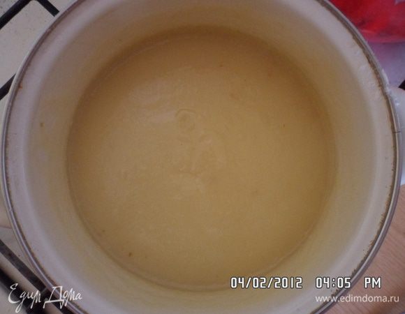 Пока эклеры пекутся сделаем крем.
Растереть яйца с сахаром. Добавить муку и перемешать. Влить молоко и поставить на огонь варить до загустения. Перед наполнением эклеров крем остудить.
