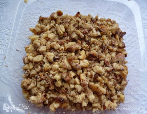 Приготовим начинку:орехи обжарить и измельчить скалкой.Смешать орехи,сахар и сливочное масло до однородной массы.