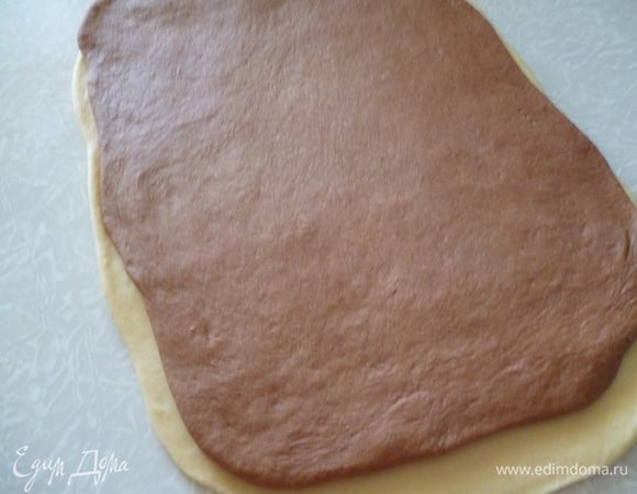 Светлое и шоколадное тесто делим на 3-4 части.Раскатываем один светлый и один темный прямоугольник примерно 20Х40см. и накладываем один на другой,слегка прижимаем скалкой их друг к другу.