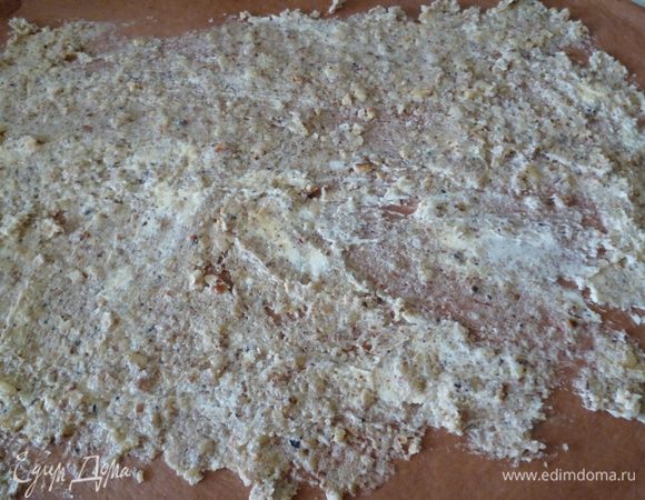 Распределяем тонким слоем начинку .