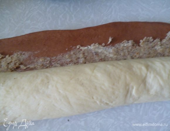 Свертываем рулетом,шов должен быть снизу.Острым ножом нарезать рулет на булочки длиной 8-10см,выложить на противень,засланный бумагой для выпечки и дать булочкам хорошо подняться в течении 20-25минут.Смазать булочки взбитым яйцом и выпекать 15-20минут при температуре 170градусов(до румяной корочки).Готовые булочки накрыть полотенцем и охладить.Приятного чаепития:)