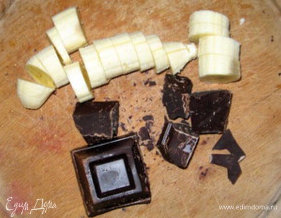 Бананы очистить и нарезать кружками.
Шоколад поломать на кусочки. 
