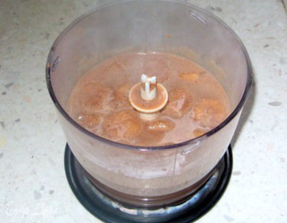 Взбить шоколадно-банановую смесь в миксере до появления пены, разлить по чашкам, посыпав корицей.

